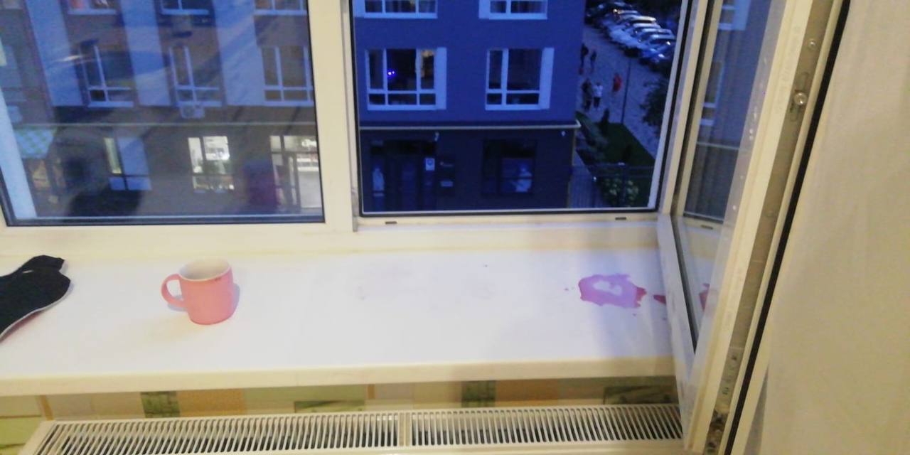 На Киевщине девушка пыталась совершить самоубийство, прыгнув с четвертого этажа. Фото и подробности