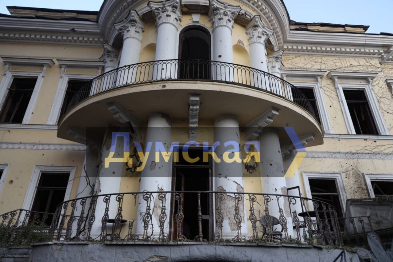 Выбиты старинные витражи, повреждена мебель: фото и видео Дома ученых в Одессе после ночного прилета