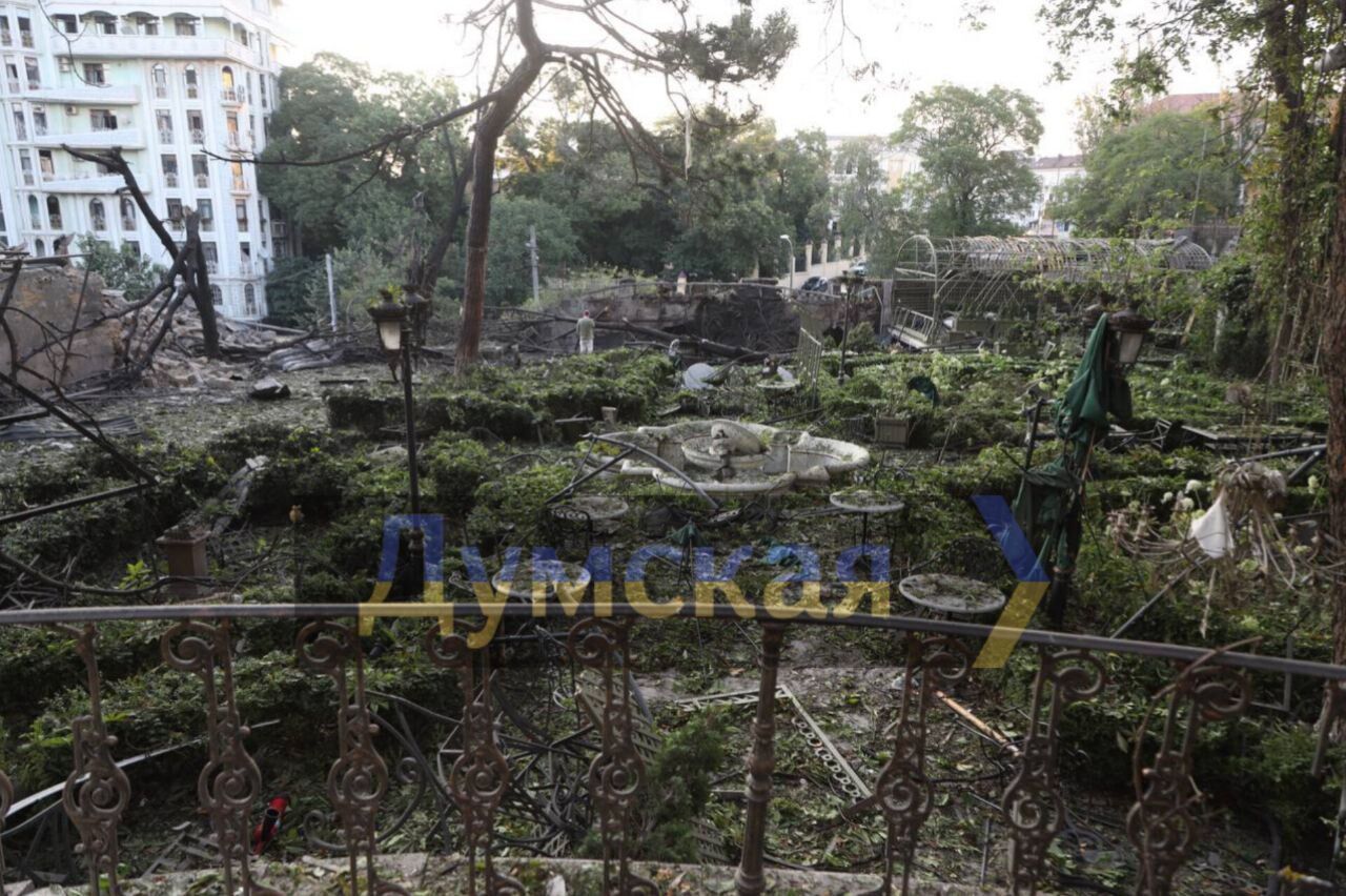 Вибито старовинні вітражі, пошкоджено меблі: фото та відео Будинку вчених в Одесі після нічного прильоту