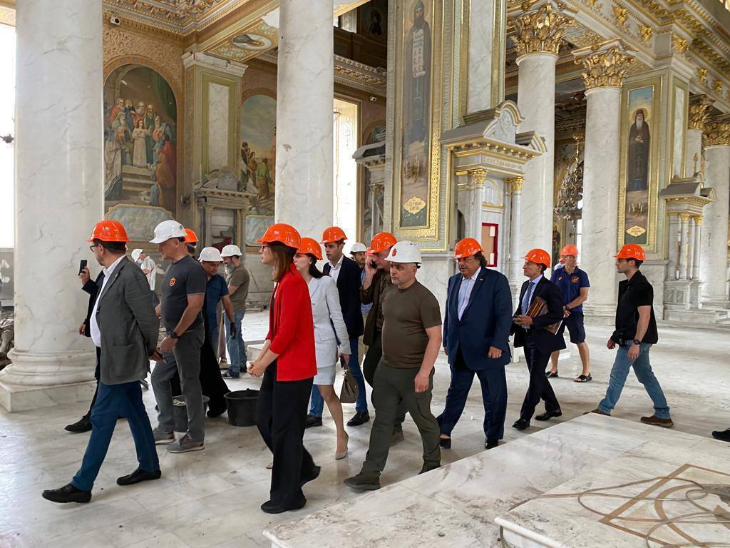 Італійська делегація побувала у зруйнованою армією Росії соборі в Одесі: фото