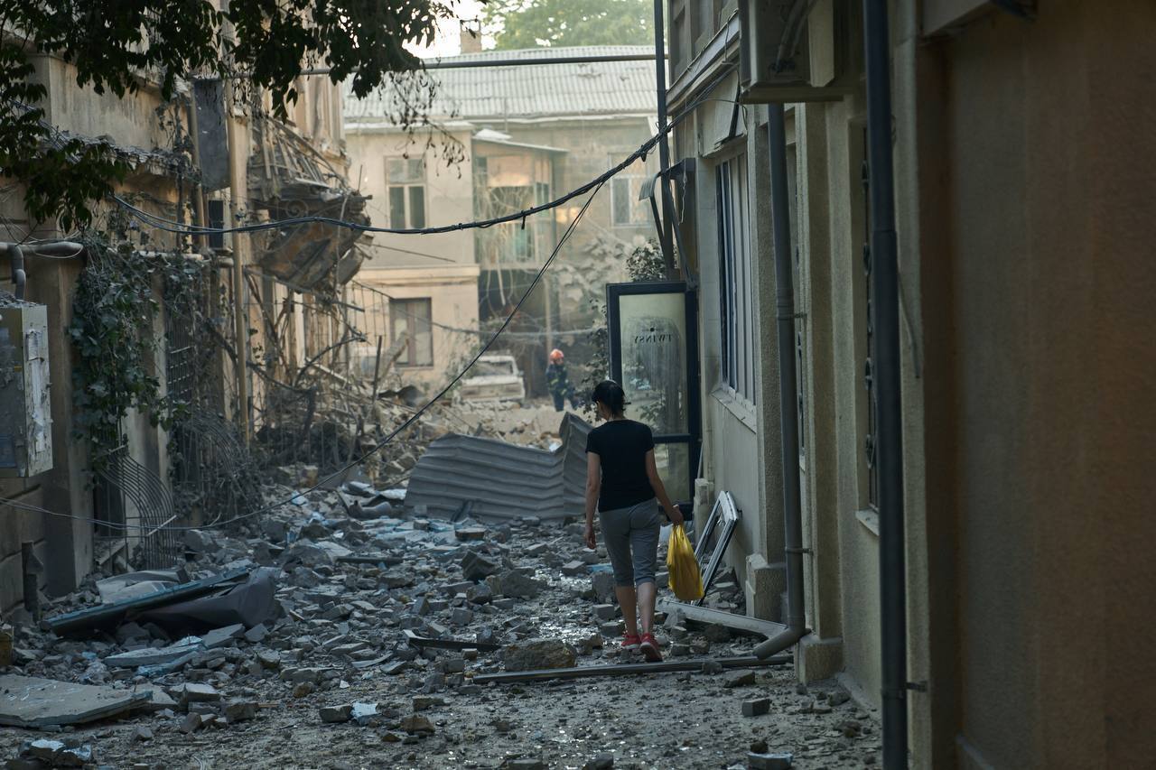 Який вигляд має центр Одеси після масштабної нічної атаки. Фото та відео