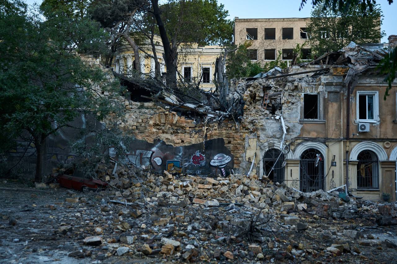 РФ влаштувала чергову атаку на Одесу: є загиблий та постраждалі, пошкоджено житлові будинки і собор. Фото і відео