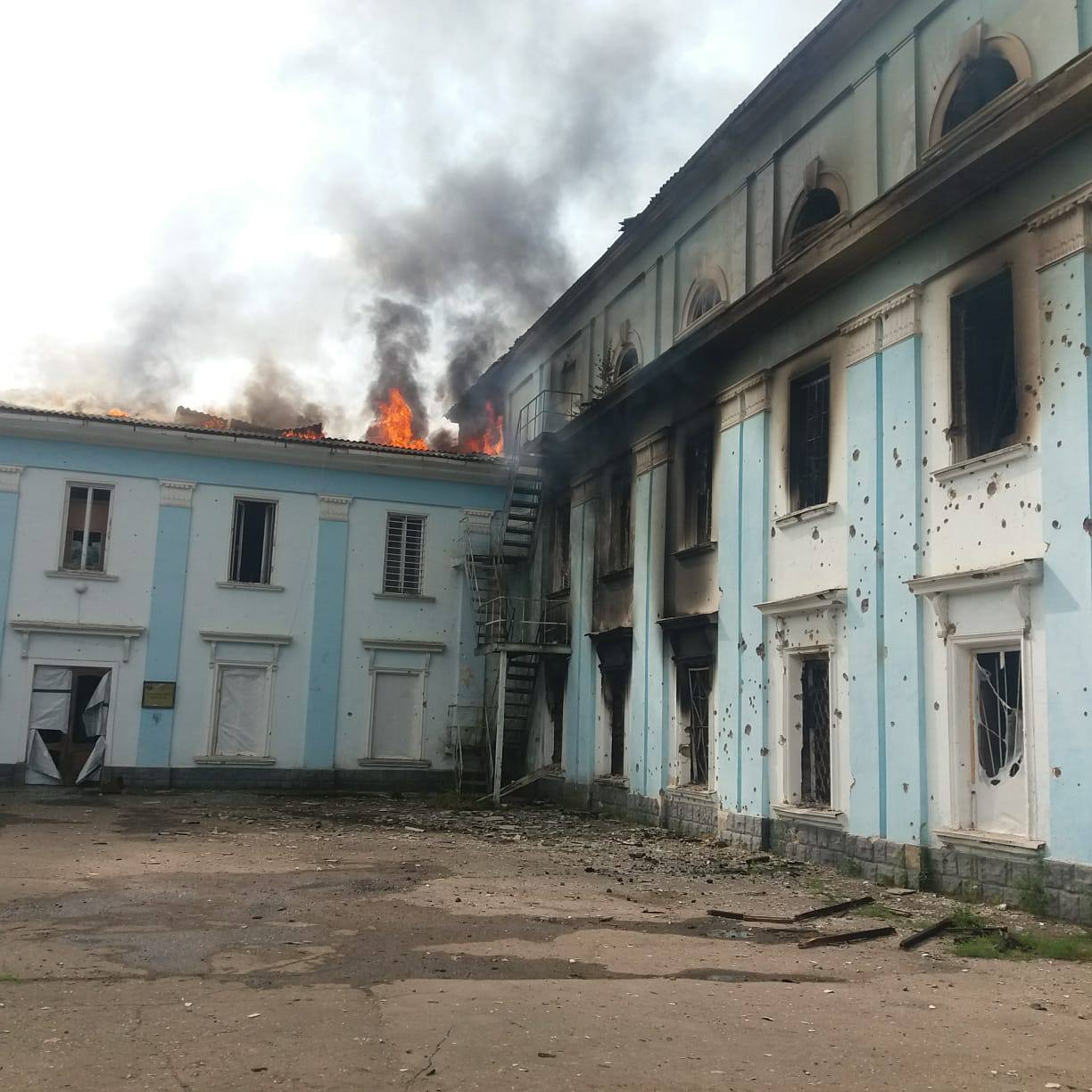 Россия атаковала кассетными снарядами Дворец культуры в Часовом Яру: здание сгорело. Фото