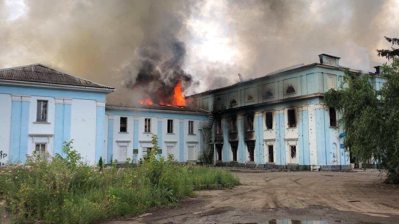 Россия атаковала кассетными снарядами Дворец культуры в Часовом Яру: здание сгорело. Фото