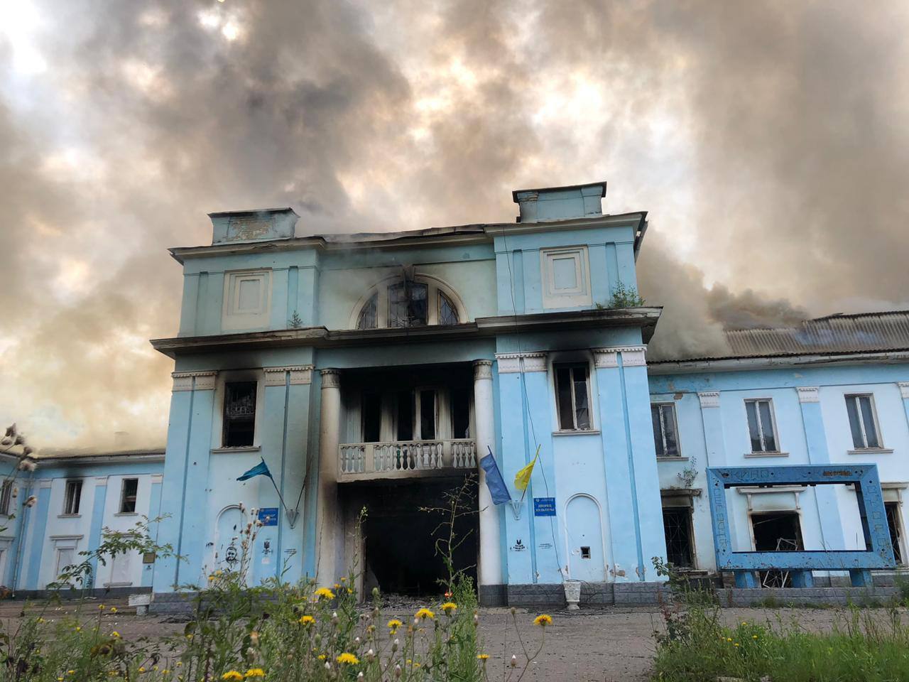 Росія атакувала касетними снарядами Палац культури у Часовому Ярі: будівля згоріла. Фото