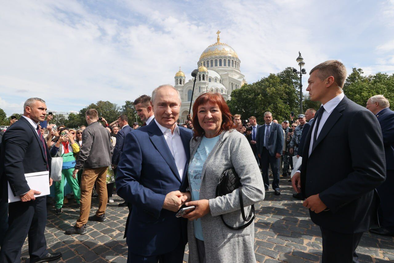 Путін обіймався з людьми