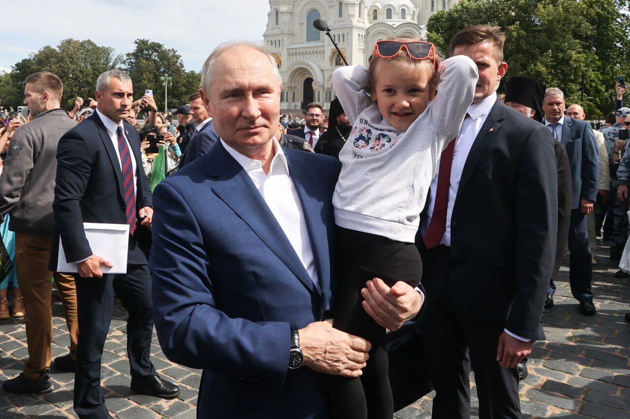 Путин с ребенком на руках