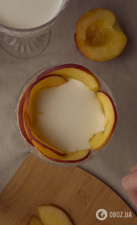Элементарный десерт с персиками без выпекания в стакане: застывает в холодильнике