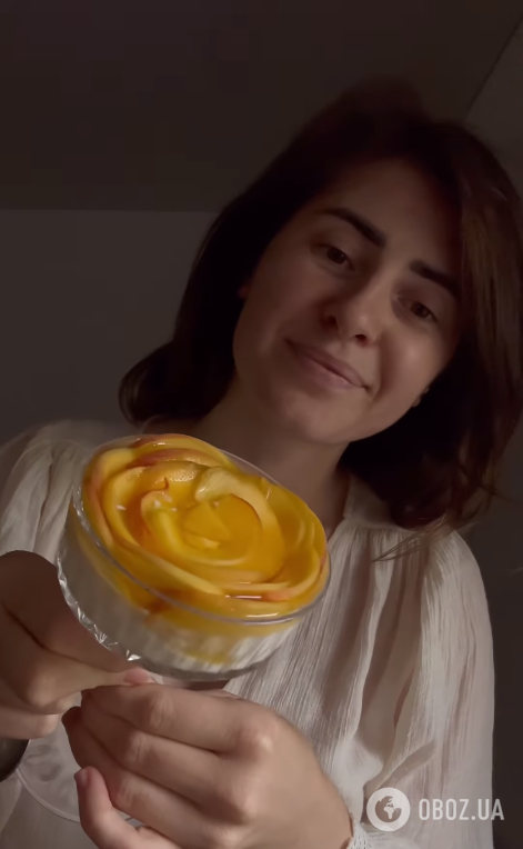 Элементарный десерт с персиками без выпекания в стакане: застывает в холодильнике