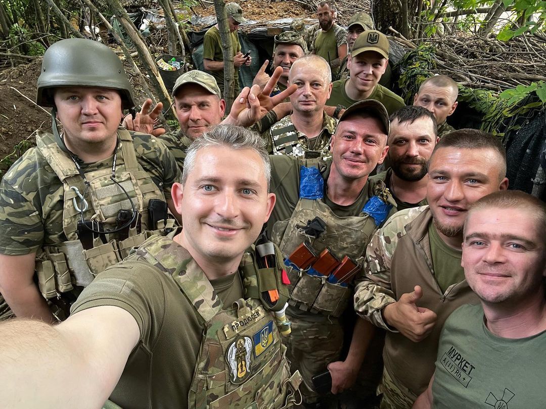 "Війну не треба боятися": п'ять знаменитостей, які взяли зброю до рук і стали на захист України. Фото