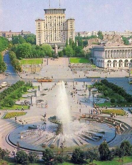 В сети припомнили, как выглядел легендарный киевский фонтан "Рулетка" на Майдане Незалежности. Фото