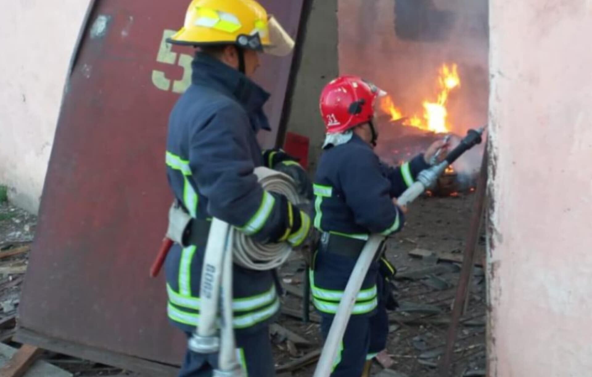 Окупанти вночі атакували портову інфраструктуру Дунаю на Одещині: зруйновано ангар з зерном, є постраждалі. Фото 