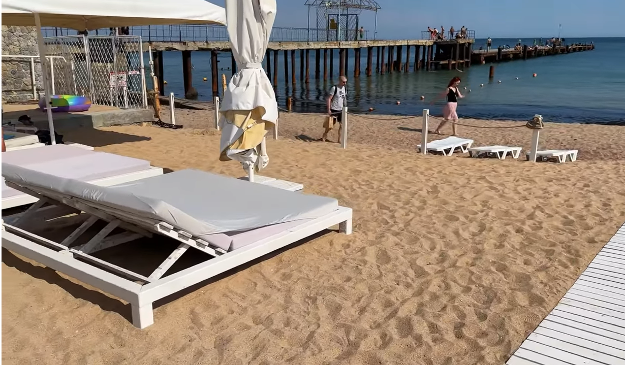 Російських туристів у Криму обзивають та виганяють із пляжів: що відбувається на півострові після підриву мосту