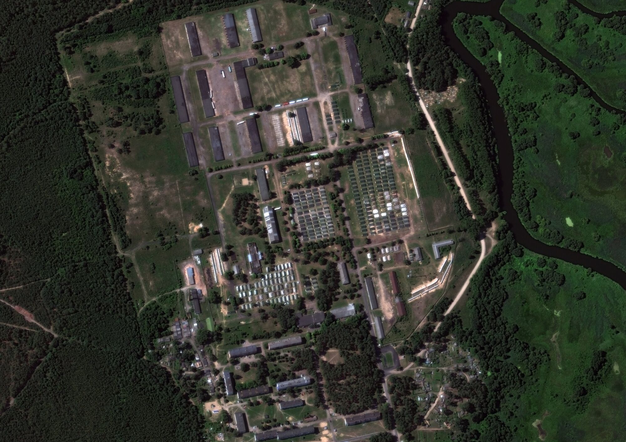 Десятки фур, сотни легковых автомобилей и строительная техника: появились новые спутниковые снимки лагеря ЧВК "Вагнер" в Беларуси