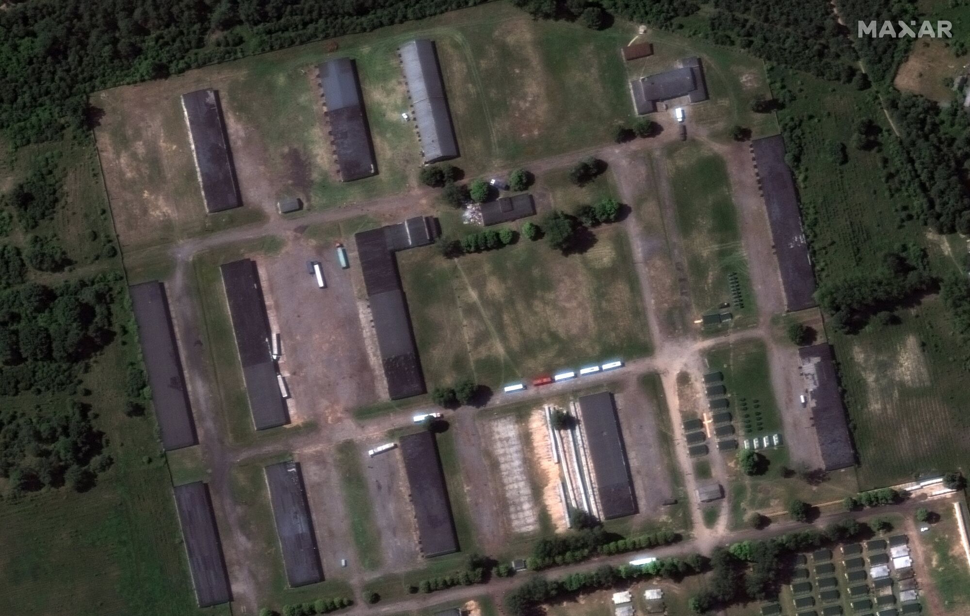Десятки фур, сотні легкових авто і будівельна техніка: з'явилися нові супутникові знімки табору ПВК "Вагнер" у Білорусі 
