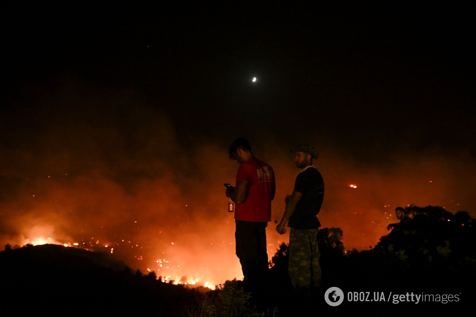 В Греции бушуют масштабные пожары: огонь виден из космоса. Фото и видео