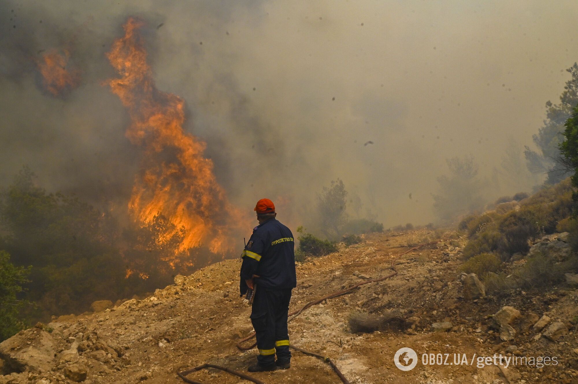 В Греции бушуют масштабные пожары: огонь виден из космоса. Фото и видео