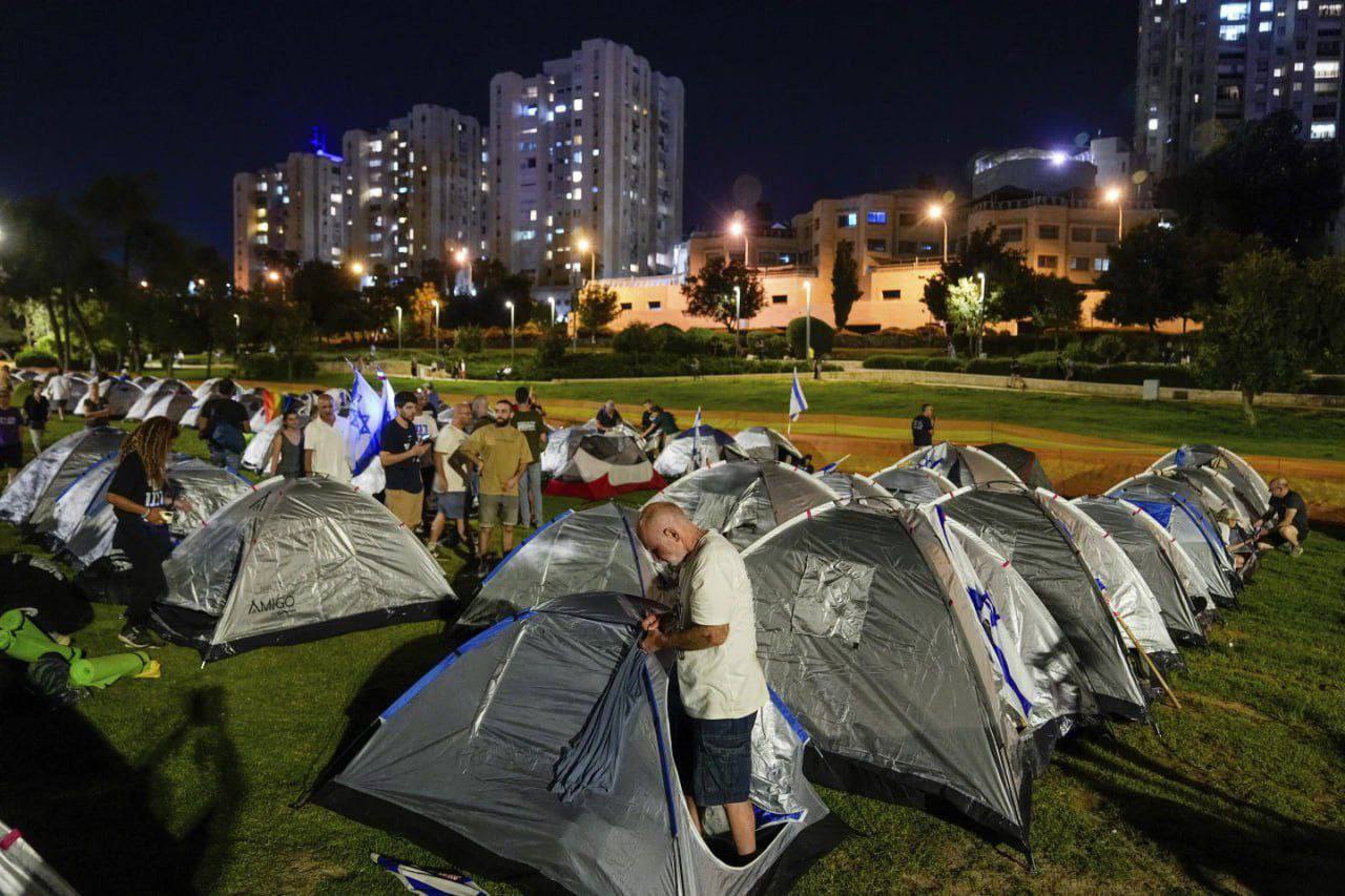 В Иерусалиме под парламентом сотни противников судебной реформы Нетаньяху поставили палатки. Фото и видео