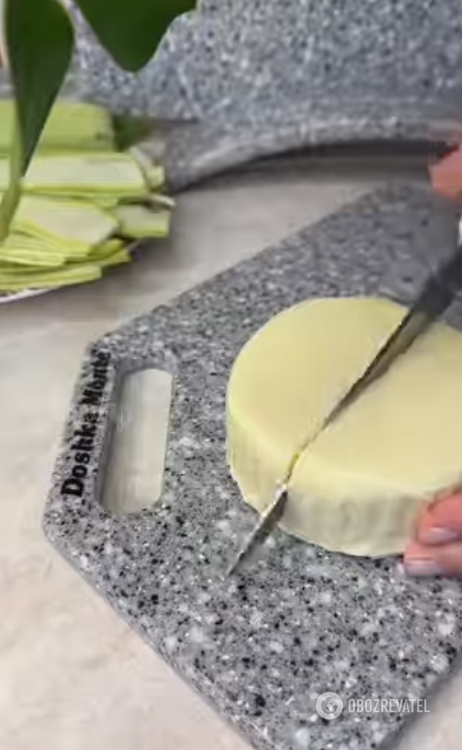 Сытные кабачковые рулетики с сыром и беконом: готовятся в духовке