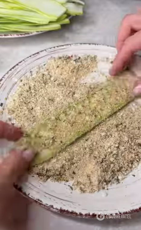 Сытные кабачковые рулетики с сыром и беконом: готовятся в духовке