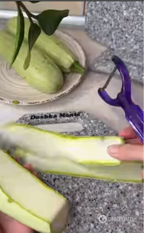 Сытные кабачковые рулетики с сыром и беконом: готовятся в духовке