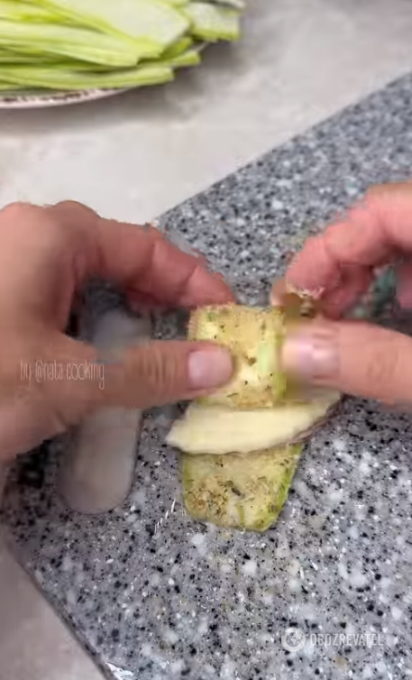 Сытные кабачковые рулетики с сыром и беконом: готовятся в духовке