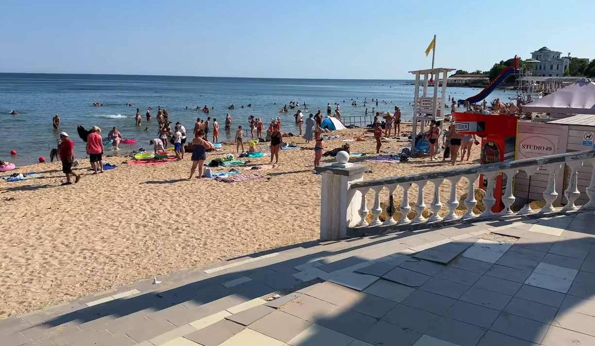 Російських туристів у Криму обзивають та виганяють із пляжів: що відбувається на півострові після підриву мосту