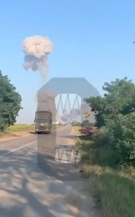 У Криму вранці знову прогриміли вибухи: окупанти заявили про "атаку БПЛА" та влучання у склад БК. Фото й відео