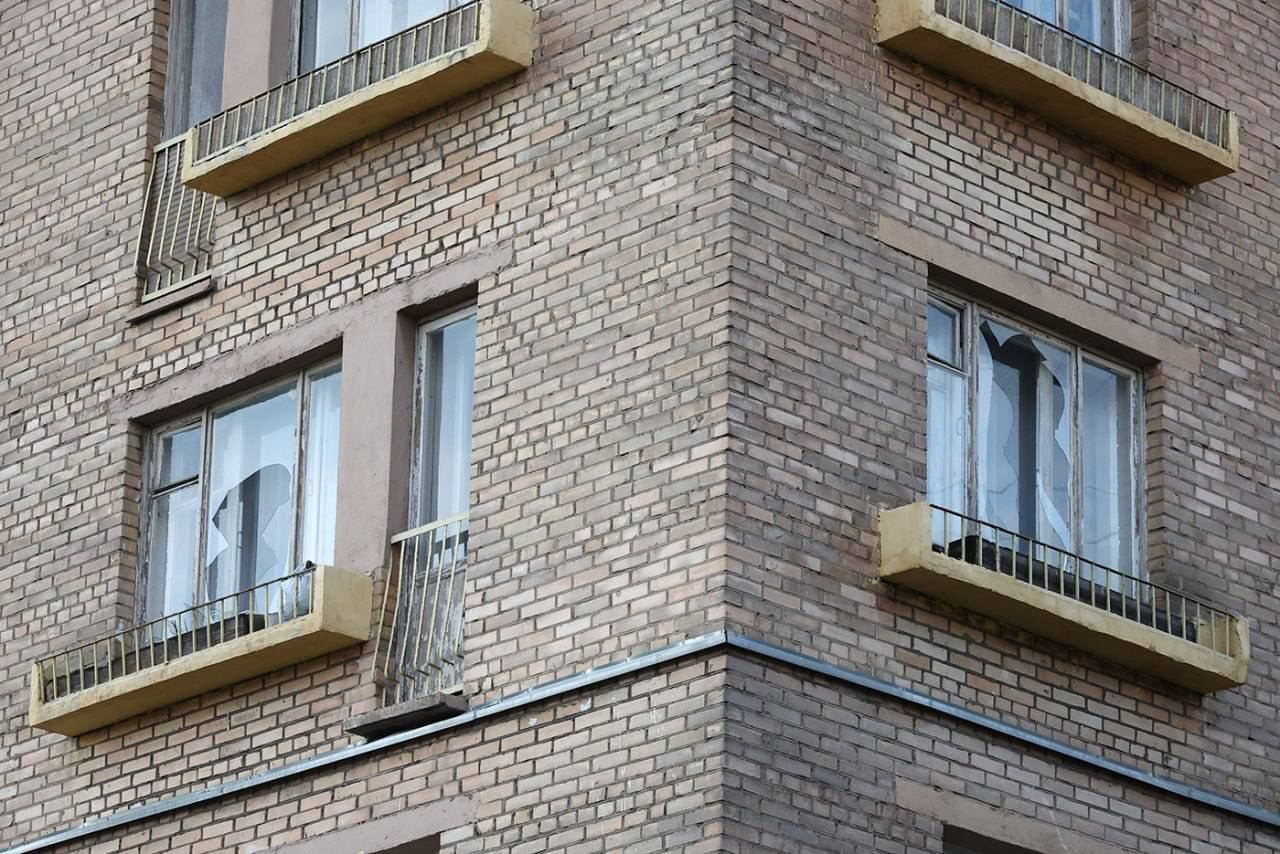 "Виходжу на балкон – і бачу, що здіймається сизий дим": росіяни поскаржилися на нічну атаку дронів на Москву. Відео 