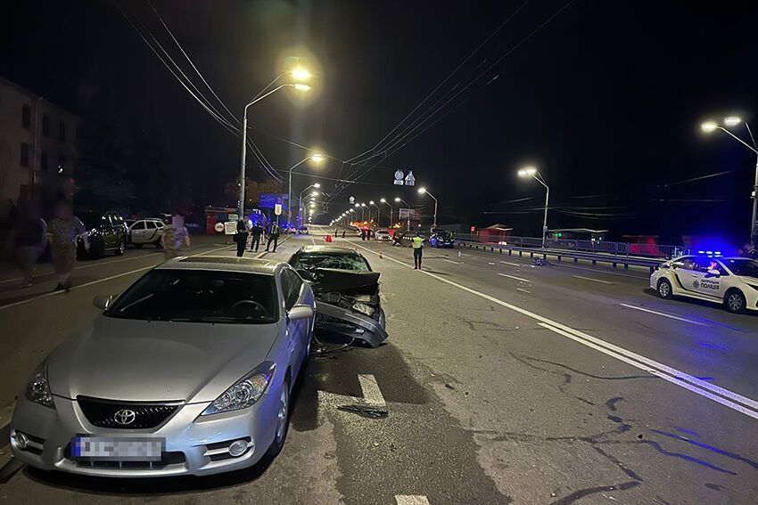 У Києві легковик на швидкості збив двох військових на блокпості й протаранив авто: водію повідомили про підозру