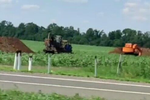 Окупанти продовжують будувати укріплення на півночі Маріуполя: риють окопи не зупиняючись. Відео