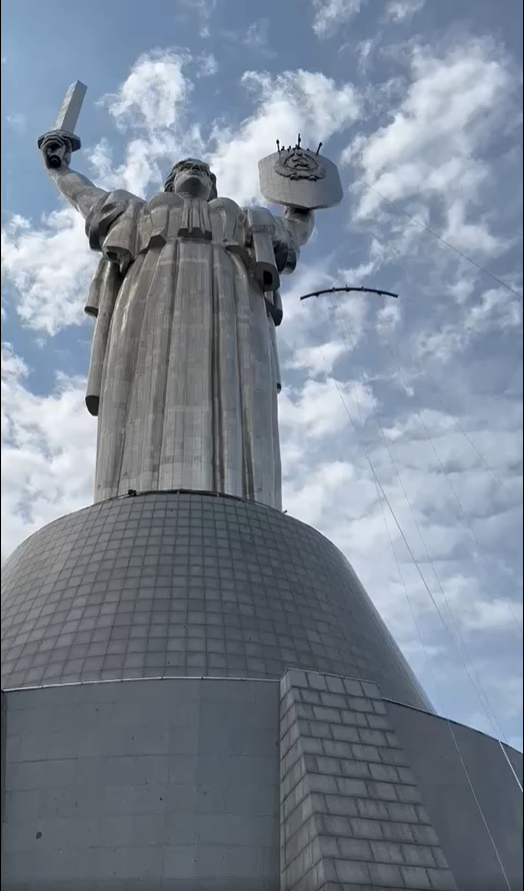 Мінкульт показав, як готуються до демонтажу радянського герба зі щита монумента "Батьківщина-мати". Відео