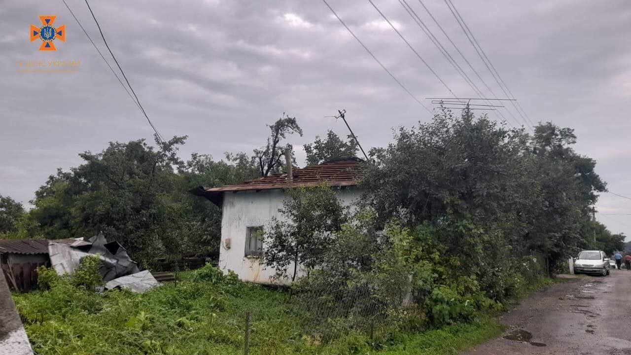 Непогода накрыла Прикарпатье: ураган сорвал крыши домов и свалил деревья. Фото