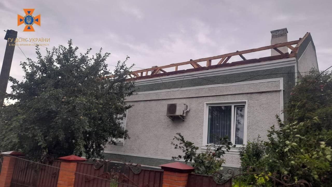Негода накрила Прикарпаття: буревій зірвав дахи будинків та повалив дерева. Фото