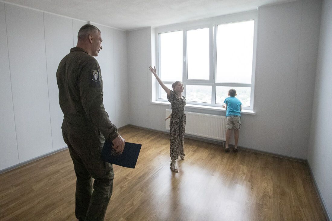 Кличко вручил переселенцам ордера и ключи от квартир для временного проживания