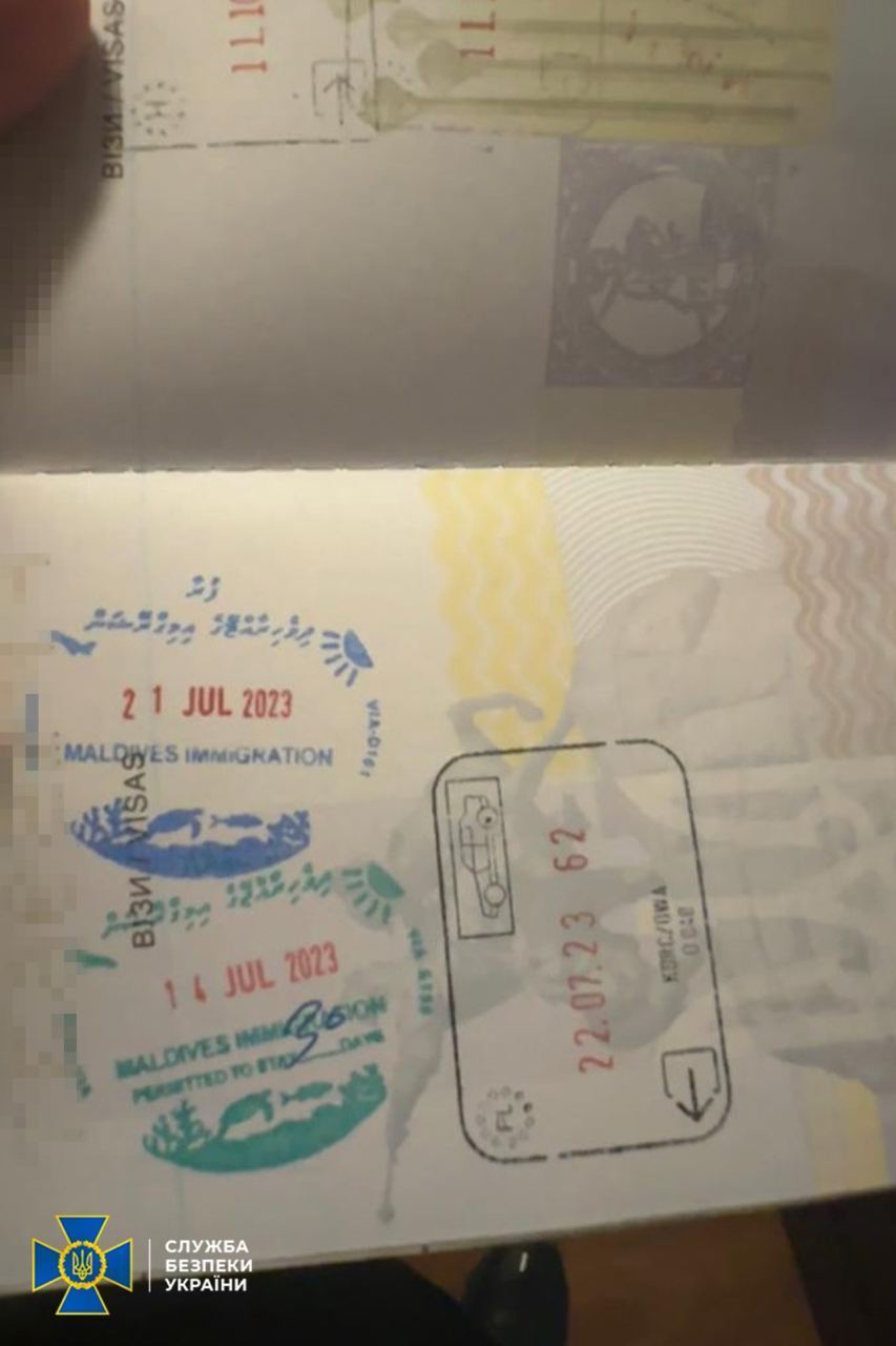 Отметки в паспорте о поездке на Мальдивы.