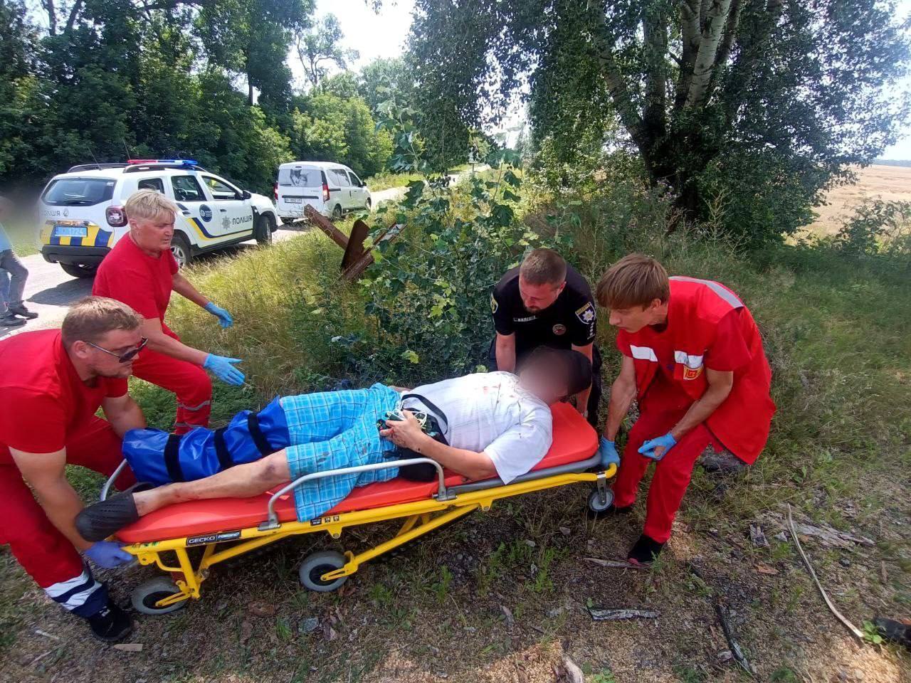 Хотів на швидкості перетнути колії: на Київщині водій легковика зіткнувся з тепловозом. Фото