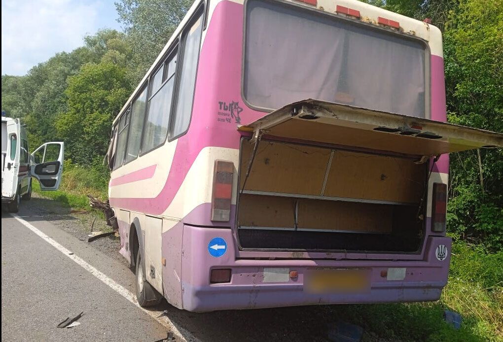 На Полтавщині зіткнулися рейсовий автобус і вантажівка: водій загинув на місці. Фото