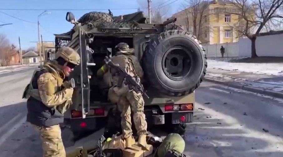 "Ни один российский самолет не смог сесть": воин-разведчик раскрыл неизвестные детали боев за аэропорт в Гостомеле. Видео