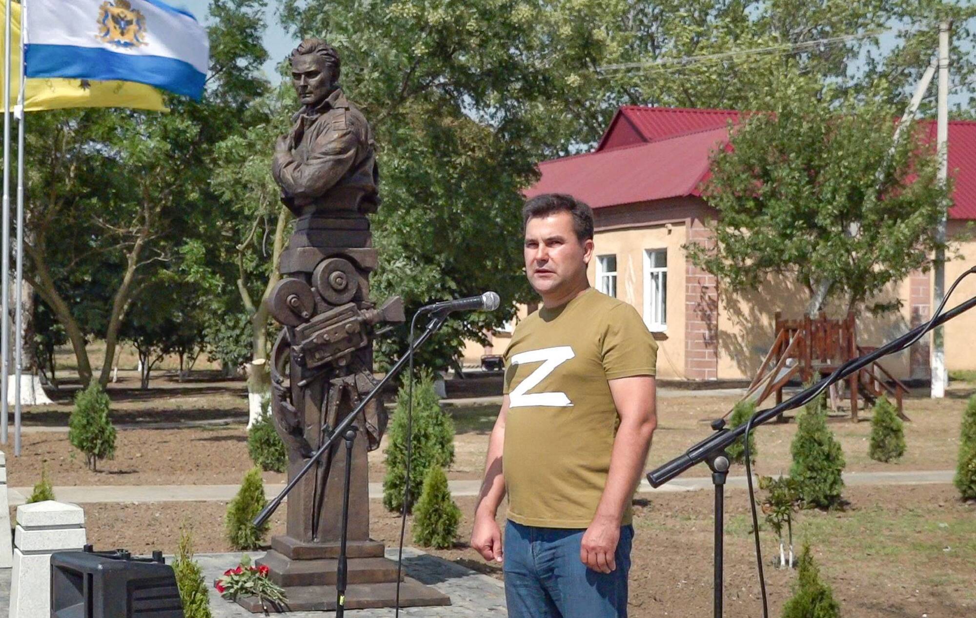 Росіяни відкрили на окупованій Херсонщині пам'ятник режисеру фільму "Любити по-російськи"