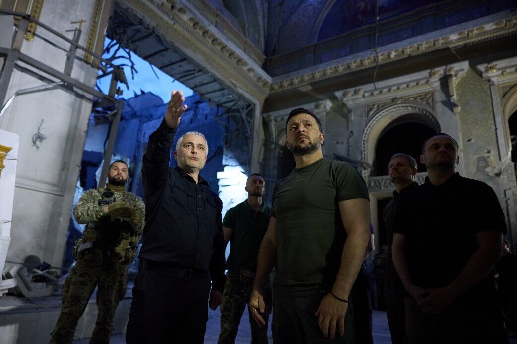 Зеленский побывал в разрушенном оккупантами Спасо-Преображенском соборе Одессы. Фото и видео