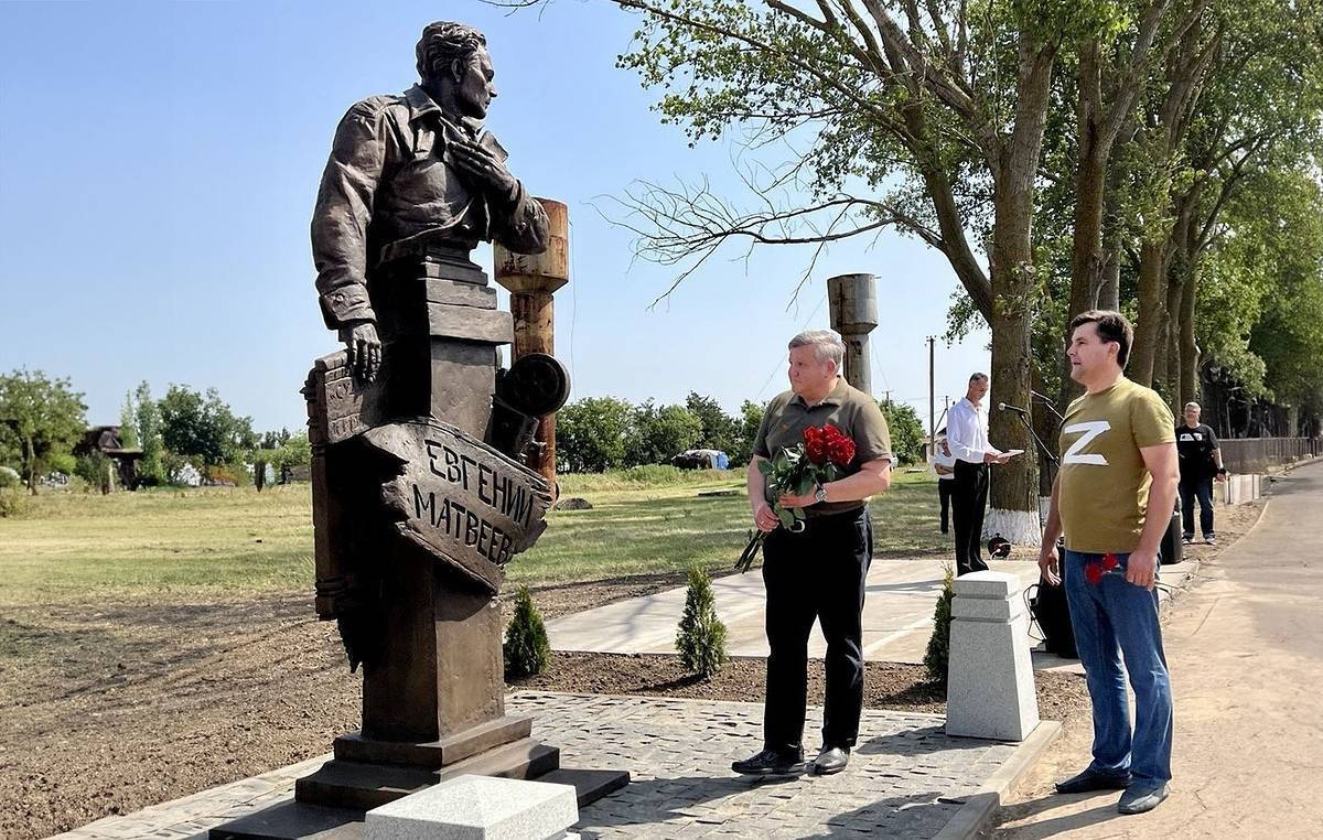 Росіяни відкрили на окупованій Херсонщині пам'ятник режисеру фільму "Любити по-російськи"