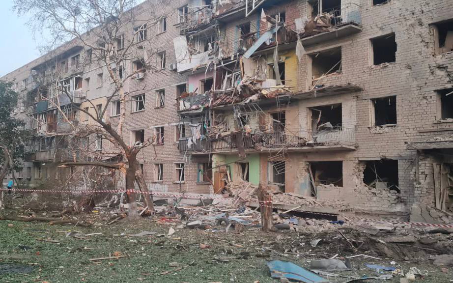Оккупанты ударили авиабомбой по Харьковщине, есть попадание возле многоэтажки: один человек погиб, есть раненые. Фото