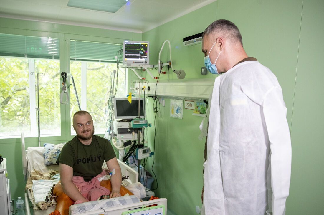 Відкрили нові відділення під час війни: Кличко в День медика відвідав київську клінічну лікарню №4. Фото, відео