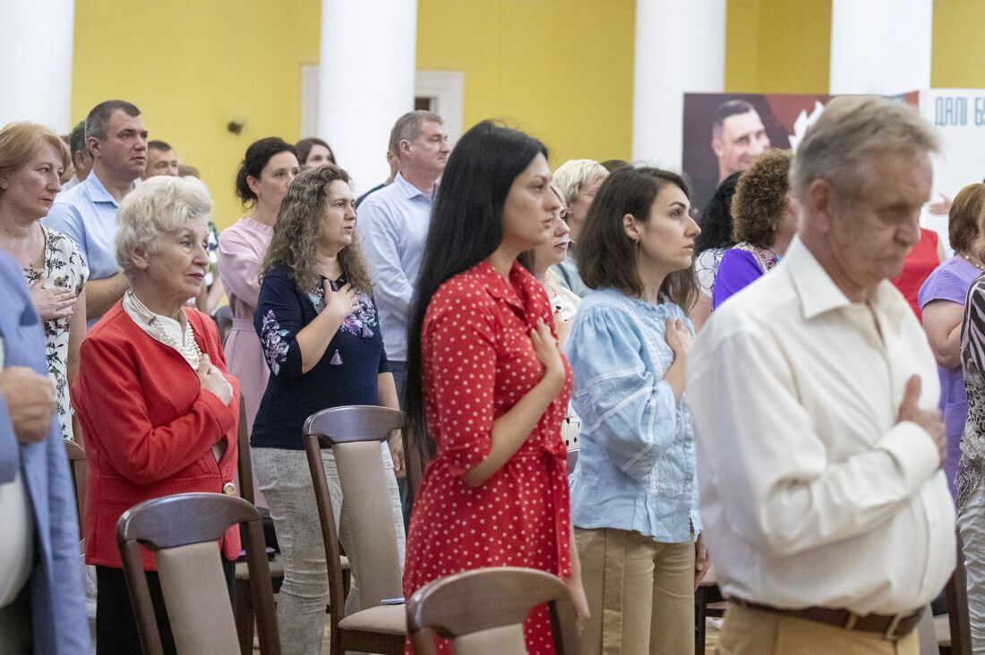 Кличко поздравил столичных медиков с профессиональным праздником и вручил лучшим награды и сертификаты на жилье. Фото