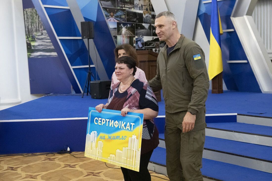 Кличко поздравил столичных медиков с профессиональным праздником и вручил лучшим награды и сертификаты на жилье. Фото