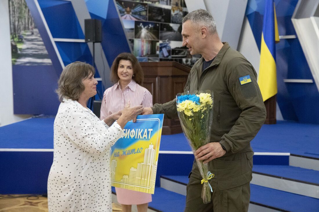 Кличко поздравил столичных медиков с профессиональным праздником и вручил лучшим награды и сертификаты на жилье. Фото