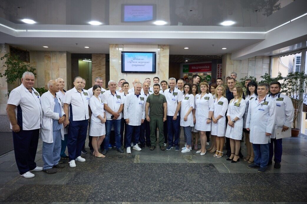 Зеленский провел выездную Ставку в Днепре и наградил боевых медиков в Очакове. Фото и видео