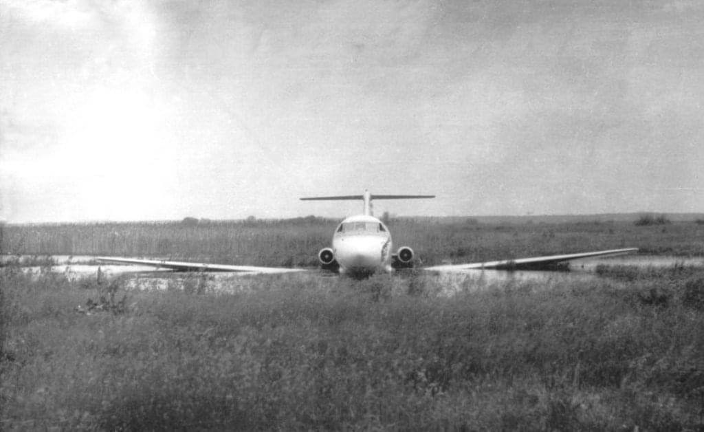 Відмовили двигуни: у 1976 році на столичних Осокорках на болото здійснив аварійну посадку пасажирський літак. Архівні фото