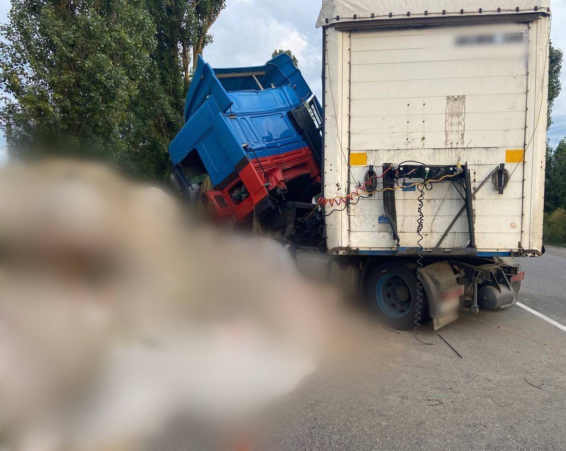 В Киевской области грузовик протаранил блокпост: известны подробности. Фото